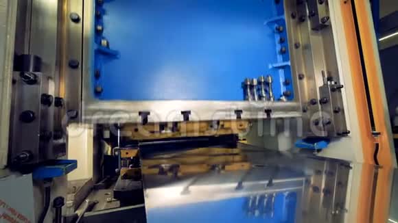 冲压冲床工业液压机在动作4K视频的预览图