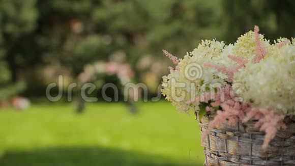 婚礼或特殊活动的浪漫花卉构图白色和粉红色视频的预览图