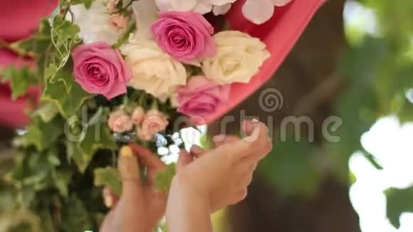 婚礼装饰设置顺序剪辑包花艺师和装饰师用粉色玫瑰花做乡村花艺装饰视频的预览图