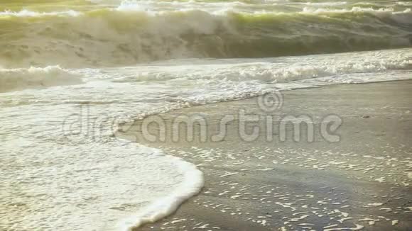 海浪在沙滩上缓慢的流动着泡沫视频的预览图
