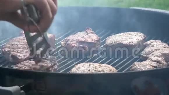 男人手在烤架上煮牛排视频的预览图