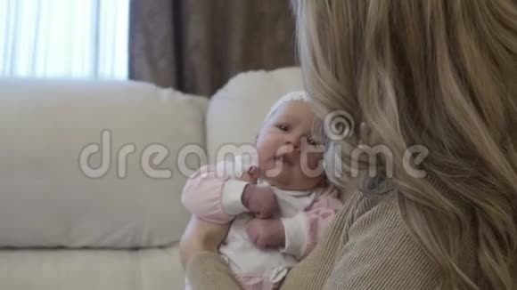 母亲正在拥抱她刚出生的女儿视频的预览图