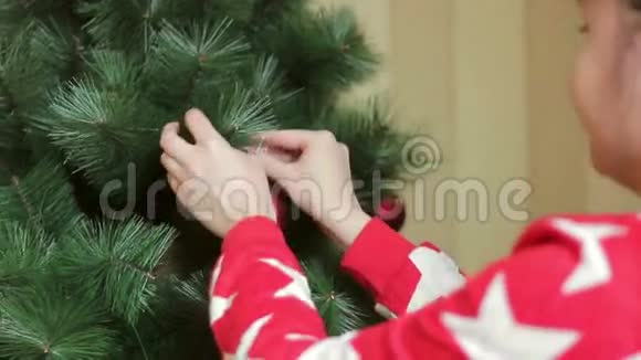 女孩装饰圣诞树视频的预览图