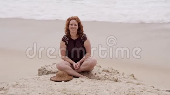 美丽性感的女孩夏天在海滩度过美好的一天视频的预览图