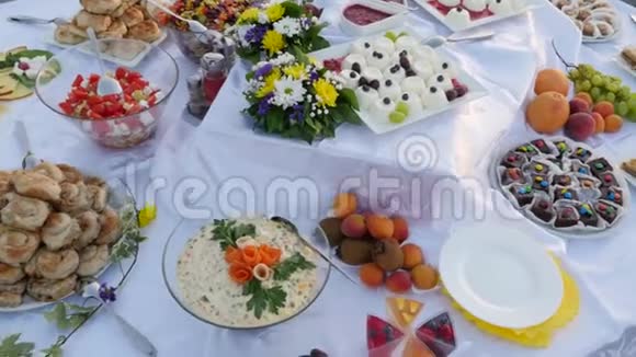 一张瑞典餐桌上等待客人在盘子里拿食物的移动镜头视频的预览图