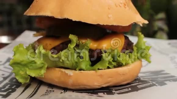 面包上的芝士汉堡三明治视频的预览图