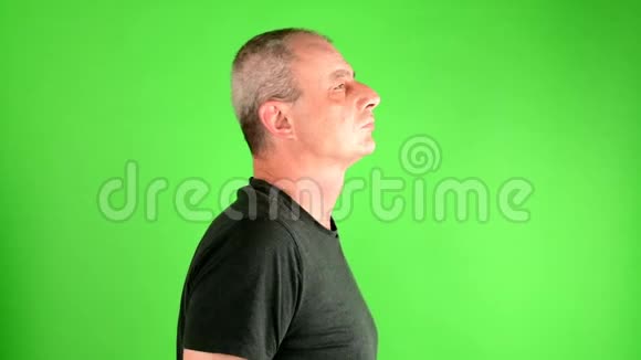 成熟的中年男人走路一个成熟的白人的肖像出现在绿屏前侧视视频的预览图