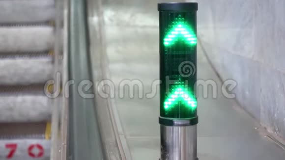 绿色交通灯显示了机场自动扶梯的方向视频的预览图