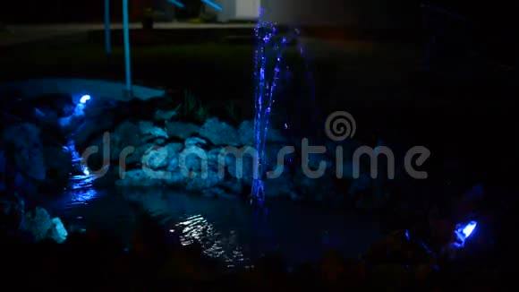 喷泉中五颜六色的灯光视频的预览图