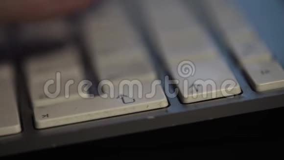 男性手指在超薄电脑键盘上打字视频的预览图