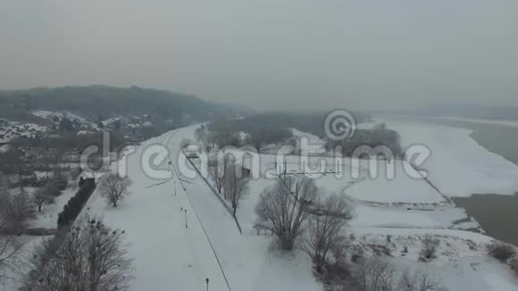 KazimierzDolny在冬季的Vistula上鸟瞰视频的预览图