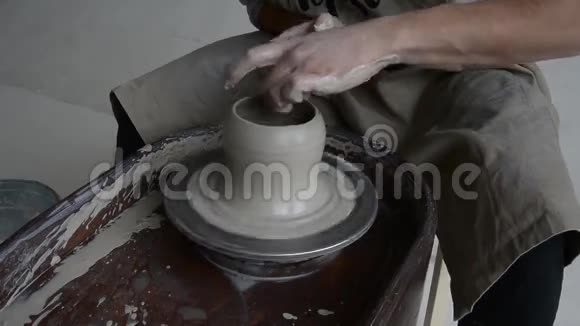 波特在波特的车轮上创造产品在波特的车床旋转陶器上视频的预览图