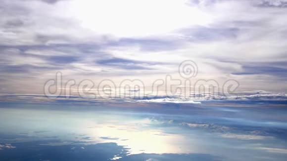 用午后的阳光飞越云层带有美丽镜头耀斑的飞行乘飞机旅行慢动作视频的预览图
