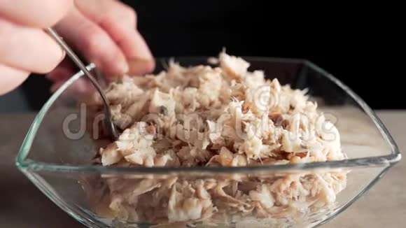 在玻璃碗里切鱼做鱼碟准备晚餐在厨房做饭视频的预览图