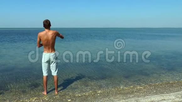 他在海滩上扔石头视频的预览图