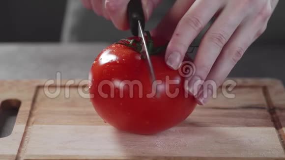厨师切番茄蔬菜沙拉素食在家做纯素食品视频的预览图