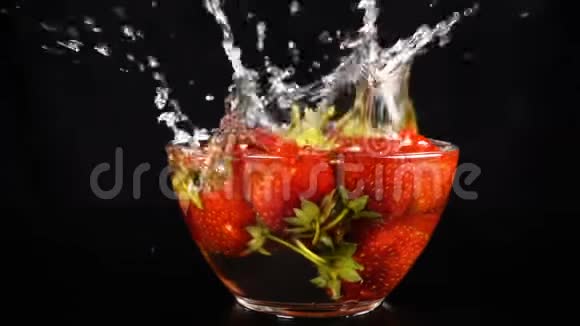 在玻璃碗里倒了很多草莓视频的预览图