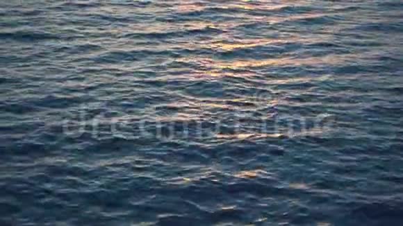 美丽的日落越过海洋阳光在水中反射视频的预览图