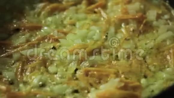 细碎的洋葱用炒锅和蔬菜炒视频的预览图