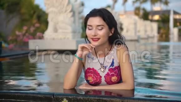 豪华酒店游泳池里的美女视频的预览图