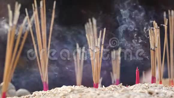 香烟燃烧着烟雾视频的预览图