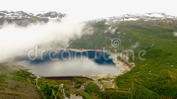 挪威挪威美丽的风景云和雾在湖泊的背景下山脉和森林视频的预览图