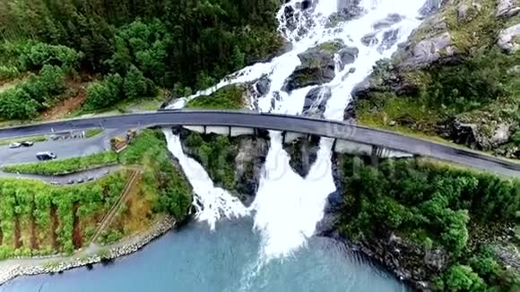挪威的Langfossen瀑布和公路桥的空中镜头车从瀑布上方经过视频的预览图