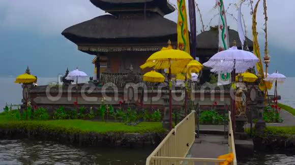 印度尼西亚巴厘岛布拉坦湖上普拉乌伦丹努神庙的慢镜头视频的预览图
