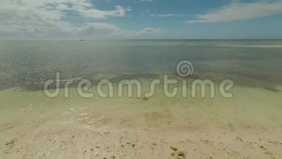 鸟瞰博霍尔海岸岛空中飞行离水面很近菲律宾视频的预览图
