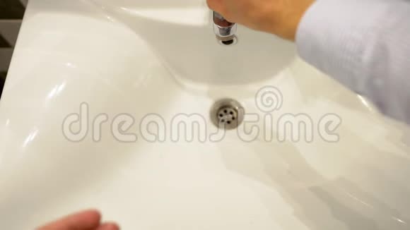 男人在浴室洗手视频的预览图