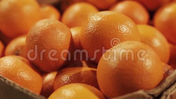 从有机农场采摘或从超市购买的新鲜橘子放在超市的篮子里有选择的焦点特写镜头视频的预览图