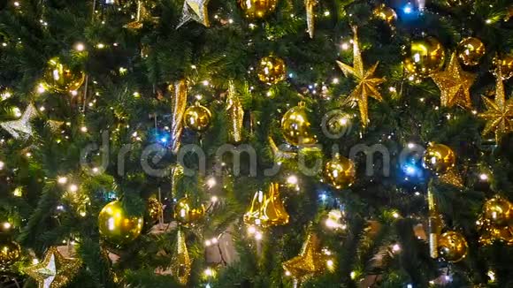 关闭一个圣诞树灯闪烁在夜间与焦点背景新年树有装饰和装饰视频的预览图