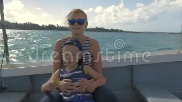 母亲和孩子快速乘船旅行视频的预览图