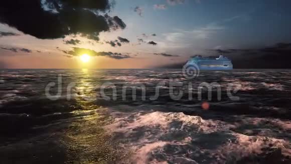 日落时分从港口驶过海湾的豪华游轮视频的预览图