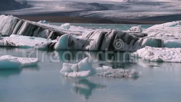 一块冰慢慢地漂浮在海洋中的河流上安德列夫视频的预览图