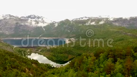 挪威挪威美丽的风景山林背景下的蓝色湖泊视频的预览图