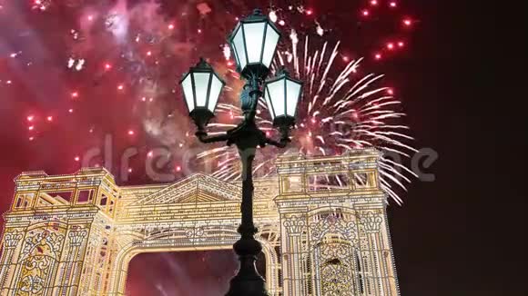 俄罗斯莫斯科圣诞之旅的圣诞节照明灯门拱门装置上的烟火并配有变焦视频的预览图