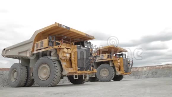 露天矿两辆重型自卸卡车视频的预览图