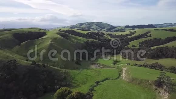令人惊叹的新西兰景观4k空中潘视频的预览图