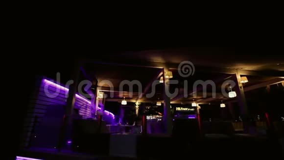 海滨的夜餐厅希腊圆柱视频的预览图