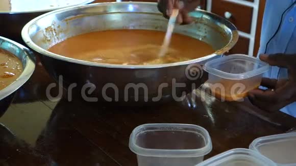 一个烹饪容器盛奶油汤在北京的披萨店视频的预览图