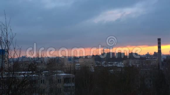 城市里冬天的早晨黎明视频的预览图