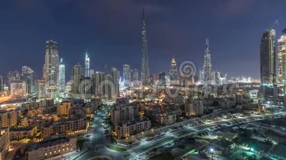 迪拜市中心的天际线夜以继日从迪拜的顶部可以看到哈利法塔和其他塔的全景视频的预览图