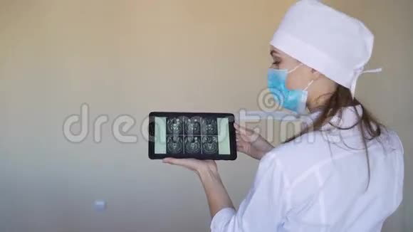 男性和女性医生对药片进行X光检查视频的预览图