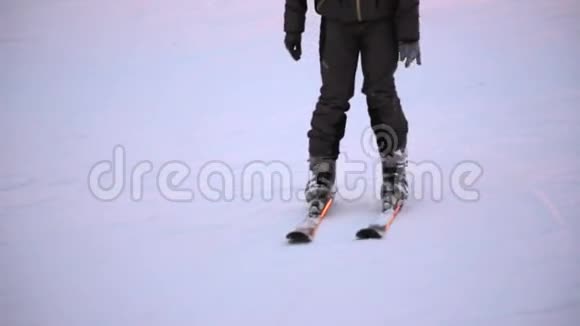 用高山滑雪板慢慢滑下斜坡近距离人的腿视频的预览图