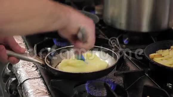 女性通过叶片板上的土豆泥加热厨房视频的预览图