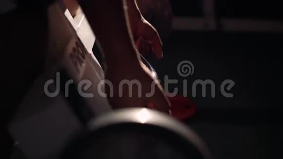 4k健身中心用杠铃做二头肌运动视频的预览图