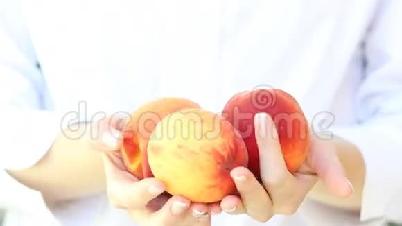 女人手里有桃子视频的预览图
