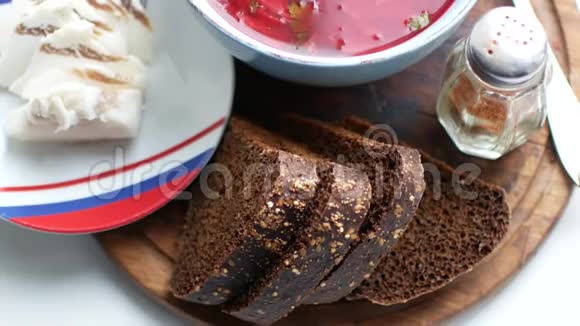 熏肉黑面包培根传统的乌克兰食物视频的预览图