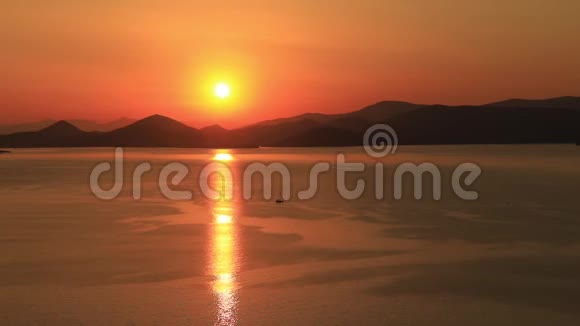 孤独的游艇在寂静的海上航行希腊埃吉纳岛视频的预览图